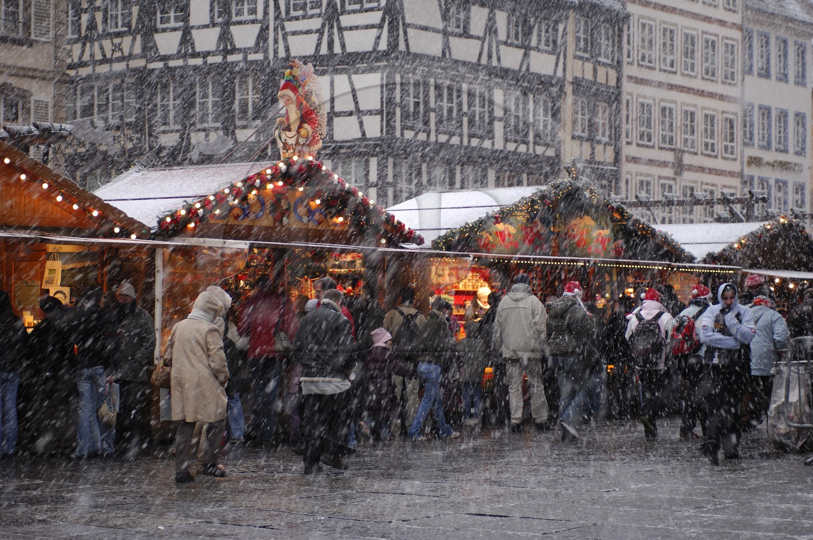 France, Bas Rhin (67), Strasbourg, cabane du marché de Noel place de la Cathedrale