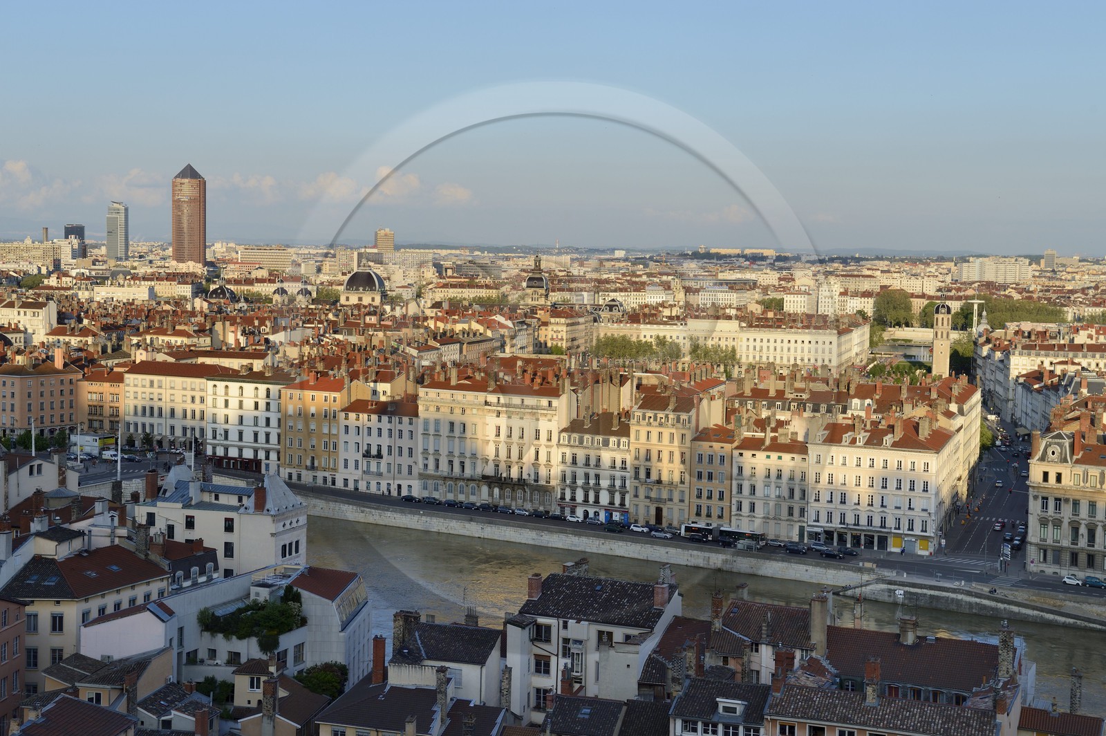 France, Rhône (69), Lyon, site historique classé Patrimoine Mondial de l'UNESCO, la place Bellecour dans le quartier de la Presqu'Ile entre Saône et Rhône, tour du Crédit Lyonnais dite le Crayon par les architectes Cossutta & Associates en arrière plan
