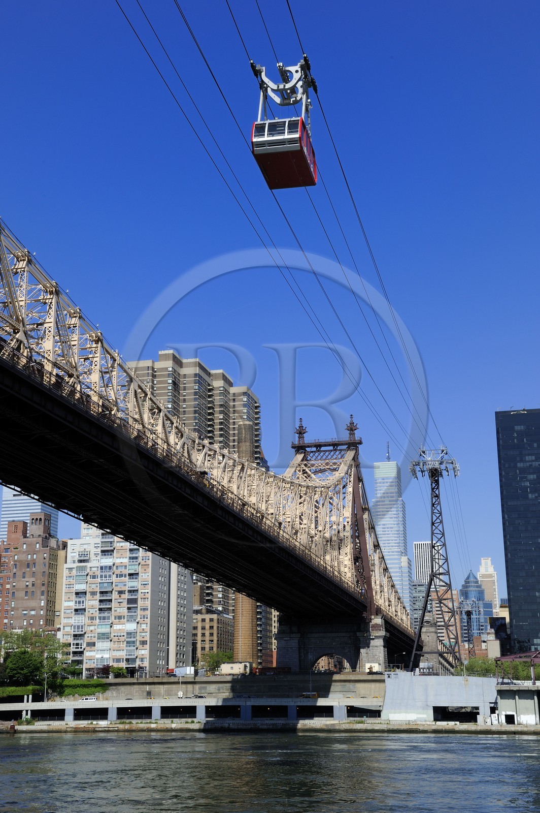 Etats-Unis, New York, Manhattan, Upper East side, Roosevelt Island Tram et Queensboro Bridge au dessus de l'East River