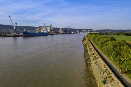 France, Seine-Maritime (76), Parc naturel régional des Boucles de la Seine normande, Hautot-sur-Seine, cycliste sur la veloroute face au Grand Port Maritime de Rouen (vue aérienne)