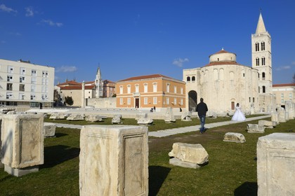 Croatie, Dalmatie, côte dalmate, Zadar, le forum romain, l'église Saint Donat et le campanile de la cathédrale