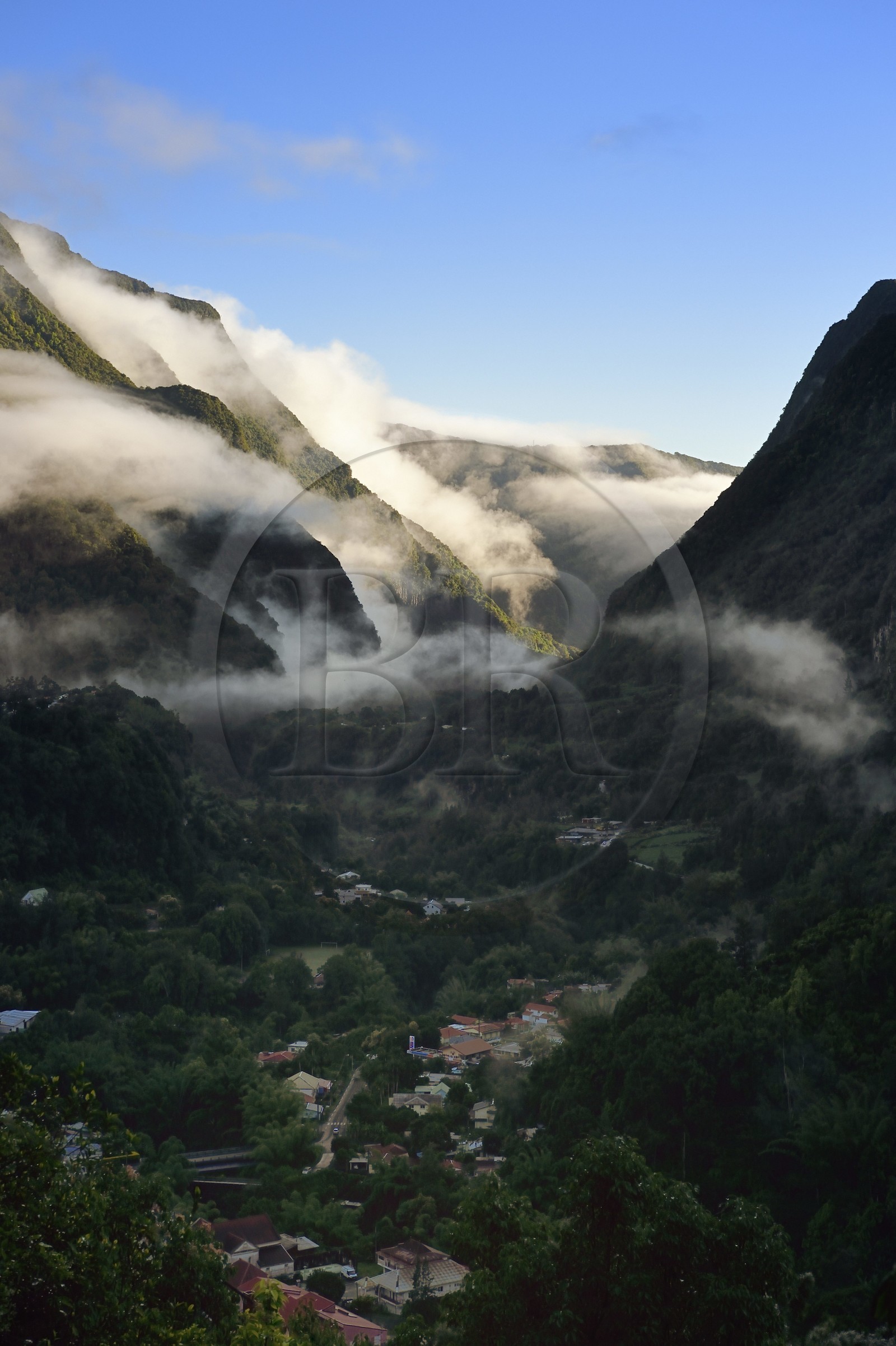France, Ile de la Reunion, Cirque de Salazie, classé Patrimoine Mondial de l'UNESCO, entrée du cirque et le village de Salazie dans la vallée de la Rivière du Mat
