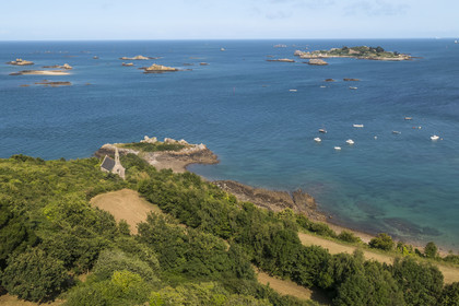 France, Côtes d'Armor (22), Ploubazlanec, chapelle et Pointe de la Trinité, en arrière plan l'Ile de Saint-Riom et les multiples rochers qui l'entourent (vue aérienne)