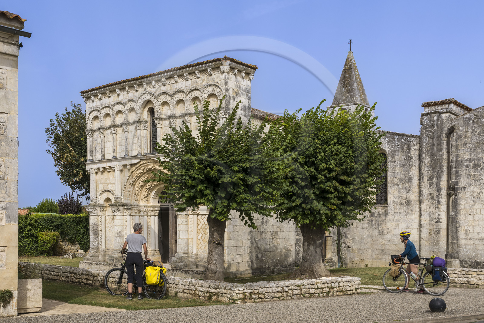 France, Charente-Maritime (17), Echillais, cyclistes faisant la véloroute devant l'église romane Notre-Dame du XIIe siècle classée monument historique