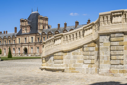 France, Seine-et-Marne (77), Fontainebleau, chateau de Fontainebleau, classé Patrimoine Mondial par l'UNESCO, Cour du Cheval blanc, escalier du Fer-à-cheval réalisé en 1550 par Philibert Delorme puis refait entre 1632 et 1634 par Jean Androuet du Cerceau, il est composé de deux monumentales volées chantournées parallèles de 46 marches