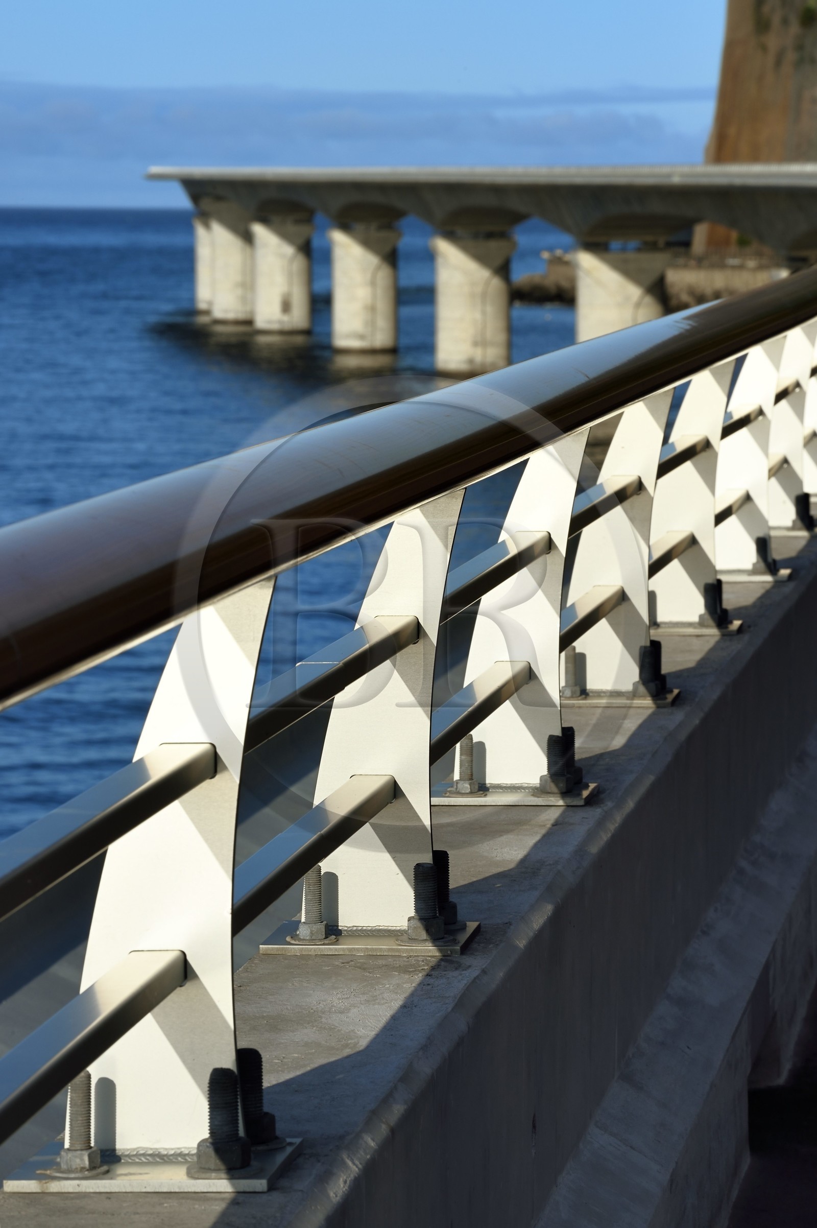 France, Ile de la Reunion, La Possession, la Nouvelle Route du Littoral (NRL), viaduc maritime long de 5,4 km entre la capitale Saint-Denis et le principal port de commerce à l’Ouest, la glissière de sécurité coté mer reprend le design des rambardes de bateau