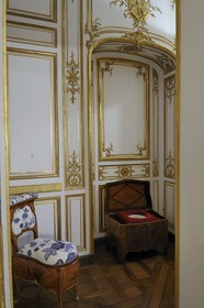 France, Yvelines (78), château de Versailles, classé Patrimoine Mondial de l'UNESCO, les appartement du Roi, chaise percée dans une petite pièce jouxtant le cabinet des dépêches