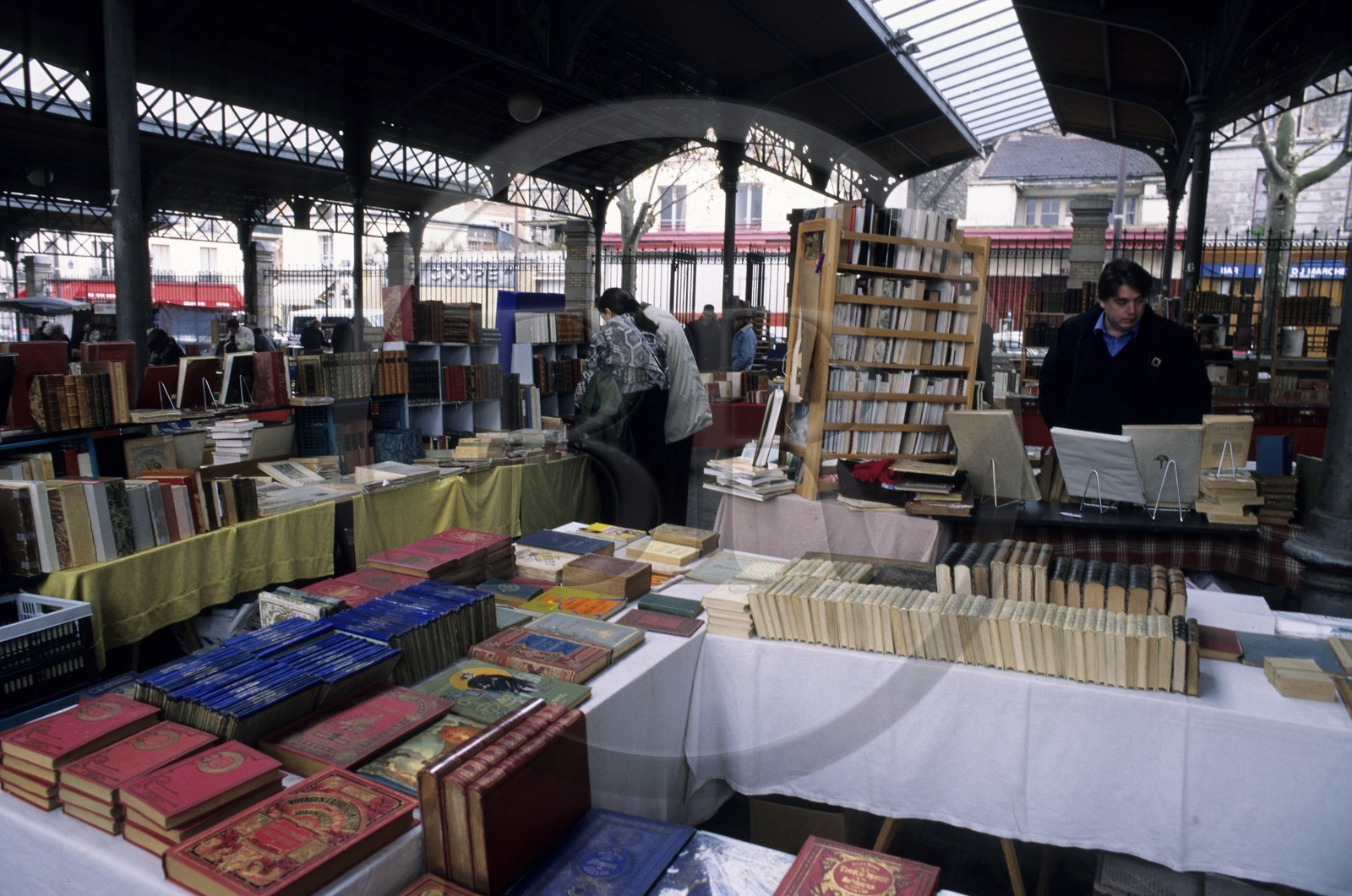 France, Paris (75), marché aux livres anciens, square Georges Brassens, Paris 15