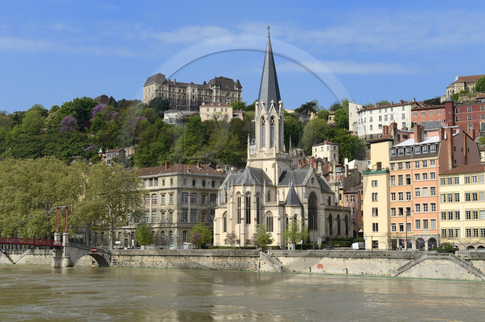France, Rhône (69), Lyon, site historique classé Patrimoine Mondial de l'UNESCO, Vieux Lyon, la passerelle Paul Couturier aussi appelé Saint Georges sur la Saône et l'église Saint Georges