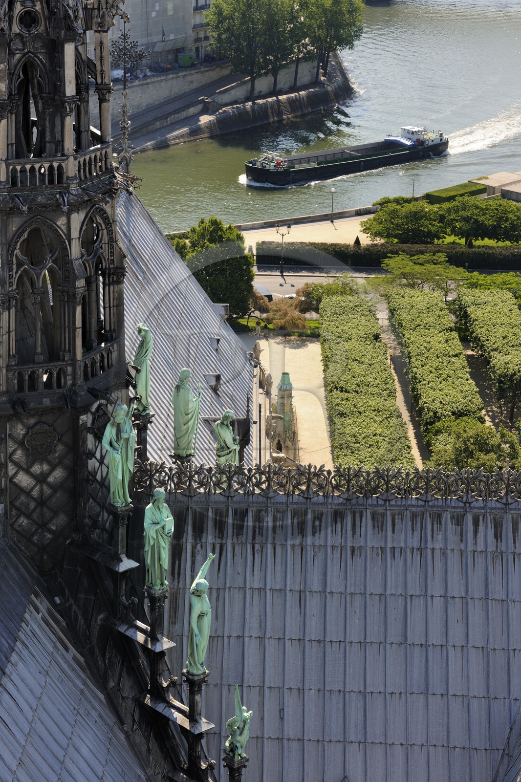 France, Paris (75), île de la Cité, la cathédrale Notre-Dame, la flèche domine les statues de cuivre vert-de-grisé des douze apôtres avec les symboles des quatre évangélistes