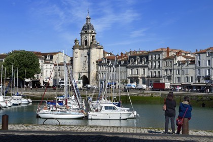 France, Charente-Maritime (17), La Rochelle, le Vieux Port avec la porte de la Grosse Horloge