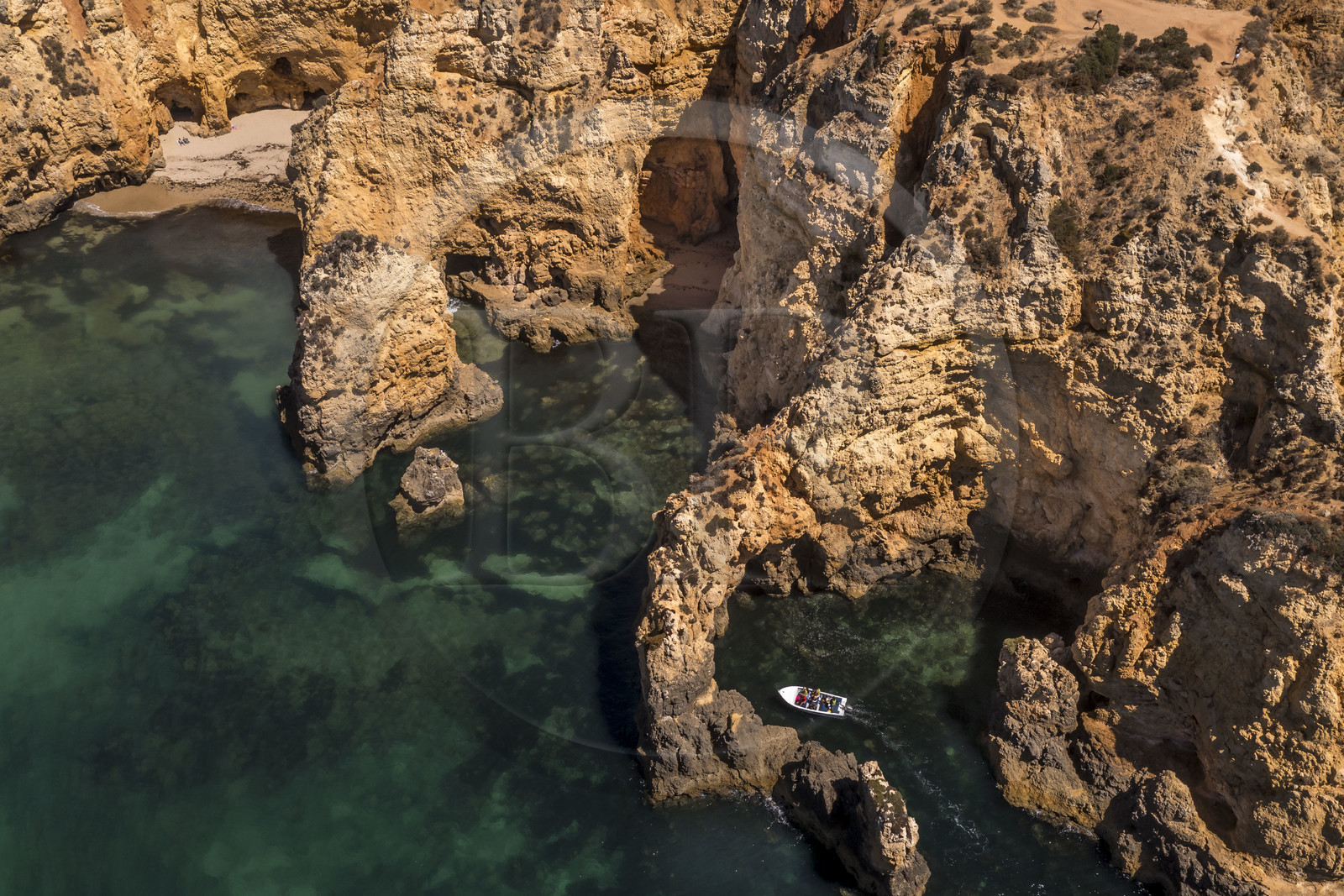 Portugal, Algarve, Lagos, découverte en bateau des criques et des grottes dans les falaises escarpées de la Ponta da Piedade (vue aérienne)
