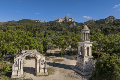 France, Bouches-du-Rhône (13), Parc Naturel Régional des Alpilles, Saint-Rémy-de-Provence, les Antiques de Glanum, cénotaphe gallo-romain érigé entre -30 et -20 av J.-C. élevé à la mémoire d'un homme de la famille des Julii et l'arc municipal de Glanum, arc de triomphe romain (vue aérienne)