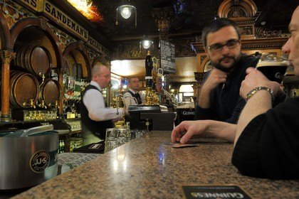 Royaume-Uni, Irlande du Nord, Belfast, le Crown Liquor Saloon fondé en 1826 est le seul pub à faire partie du National Trust (Monuments Historiques)