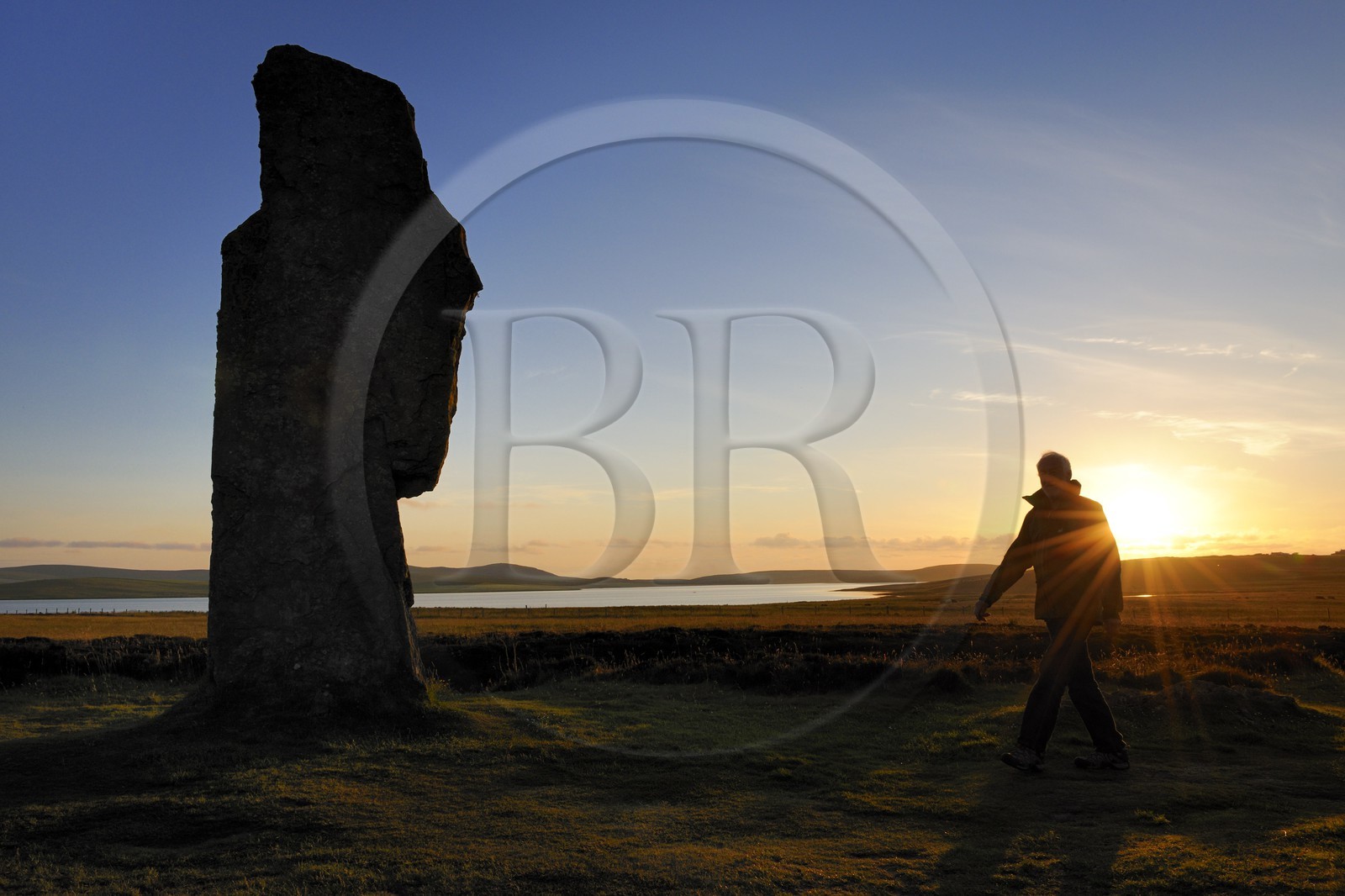 Royaume-Uni, Ecosse, Iles Orcades, Ile de Mainland, au bord du Loch of Stenness, cercle de pierres levées du Ring of Brodgar, classées Patrimoine Mondial de l' UNESCO