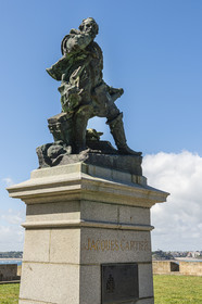 France, Ille-et-Vilaine (35), Côte d'Emeraude, Saint-Malo, statue représentant Jacques Cartier par le sculpteur Georges Bareau