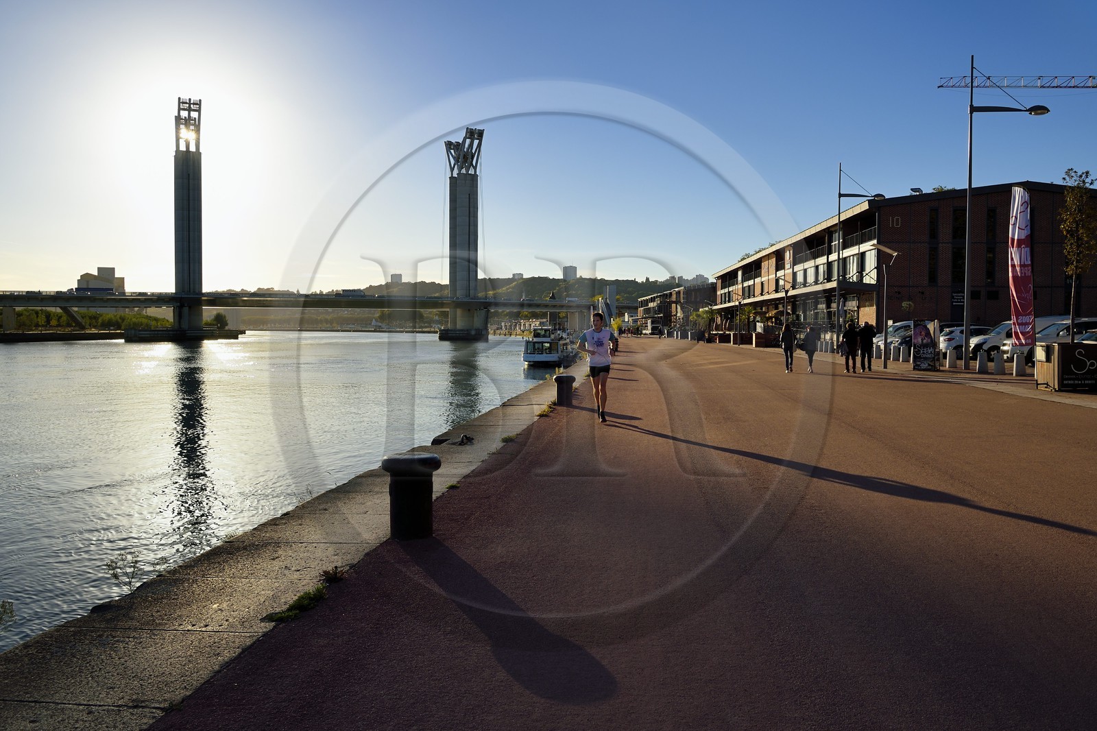 France, Seine-Maritime (76), Rouen, le pont levant Gustave Flaubert sur la Seine et les quais