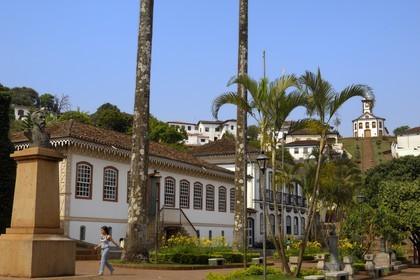 Brésil, Etat du Minas Gerais, ville de Serro, place (centrale) Joao Pinheiro et capela de Santa Rita (Route de l'or, Estrada Real)