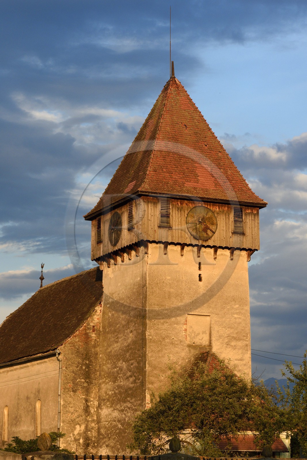Roumanie, Transylvanie, région de Sibiu, église fortifiée dans le village de Bradu