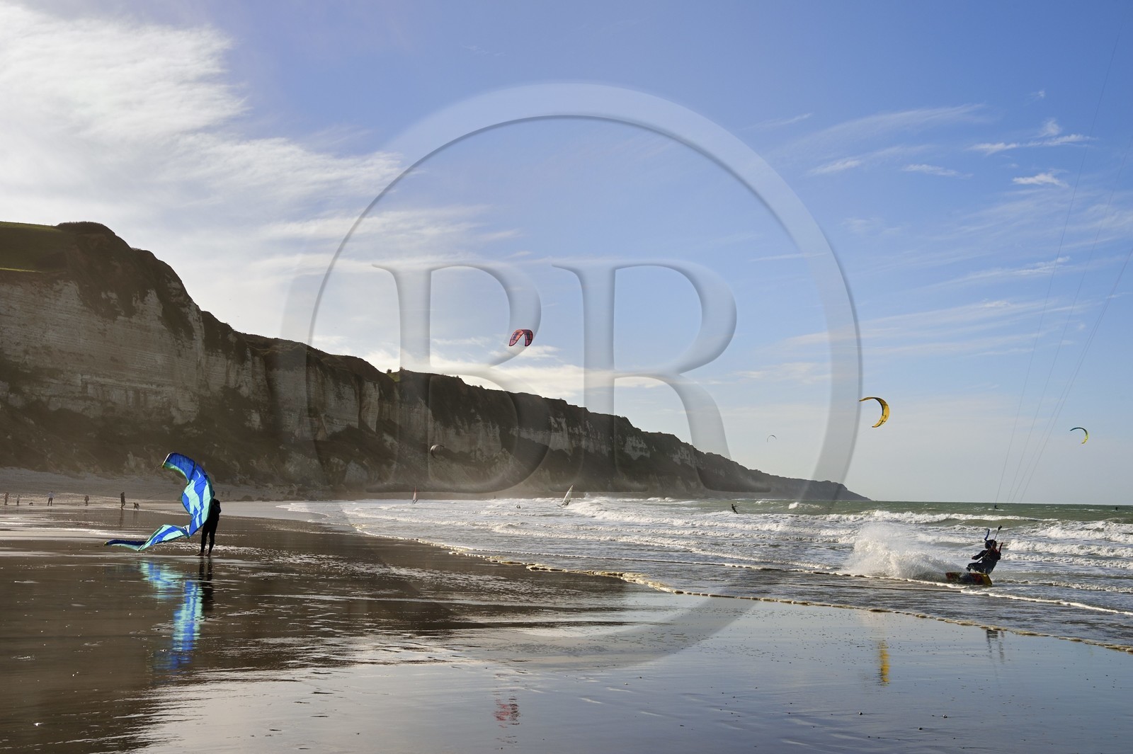 France, Seine-Maritime (76), Pays de Caux, Côte d'Albâtre, kitesurf à la plage de Saint-Jouin-Bruneval