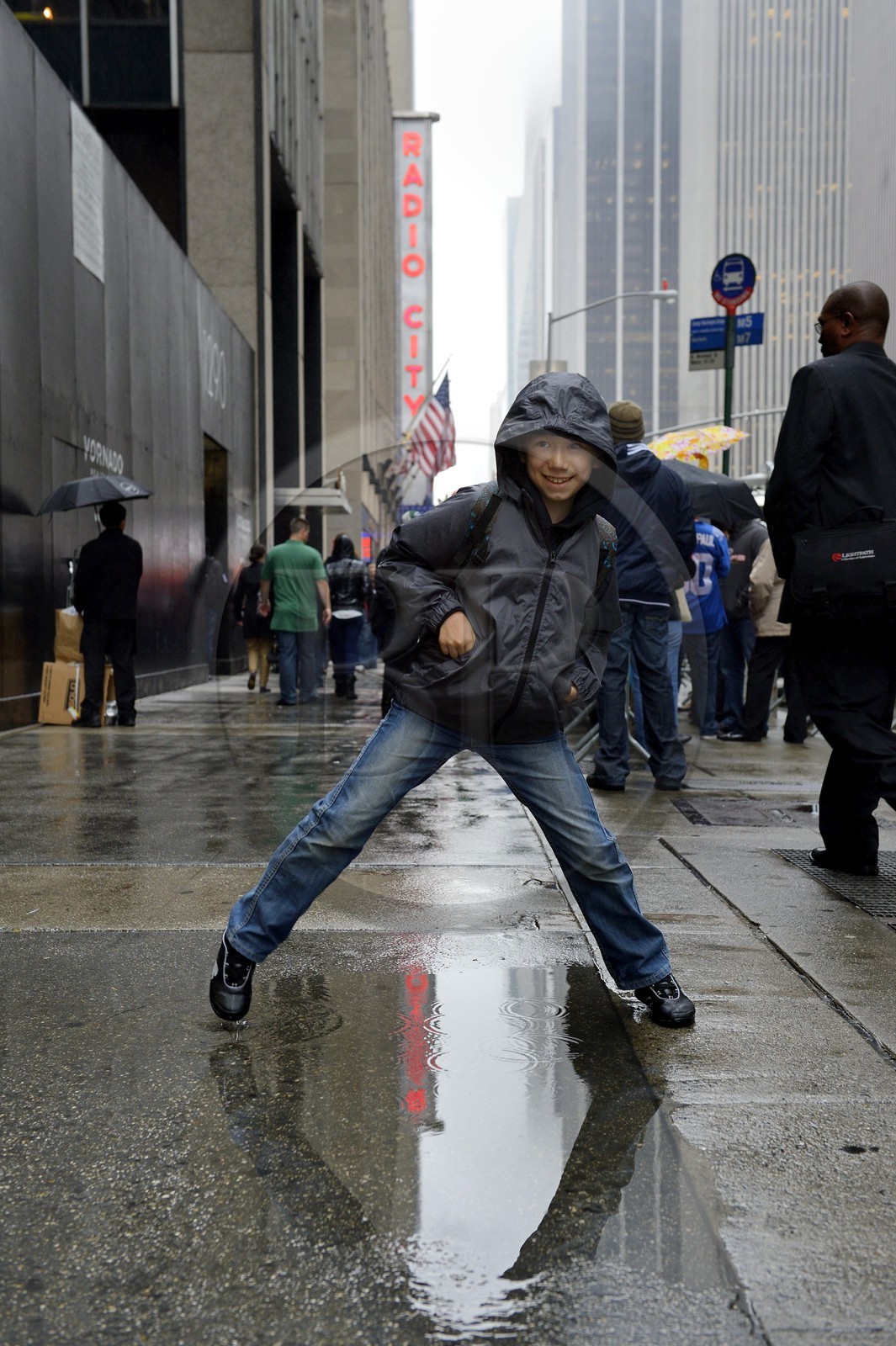 Etats-Unis, New York, Manhattan, Midtown, flaque d'eau sur la sixth Avenue