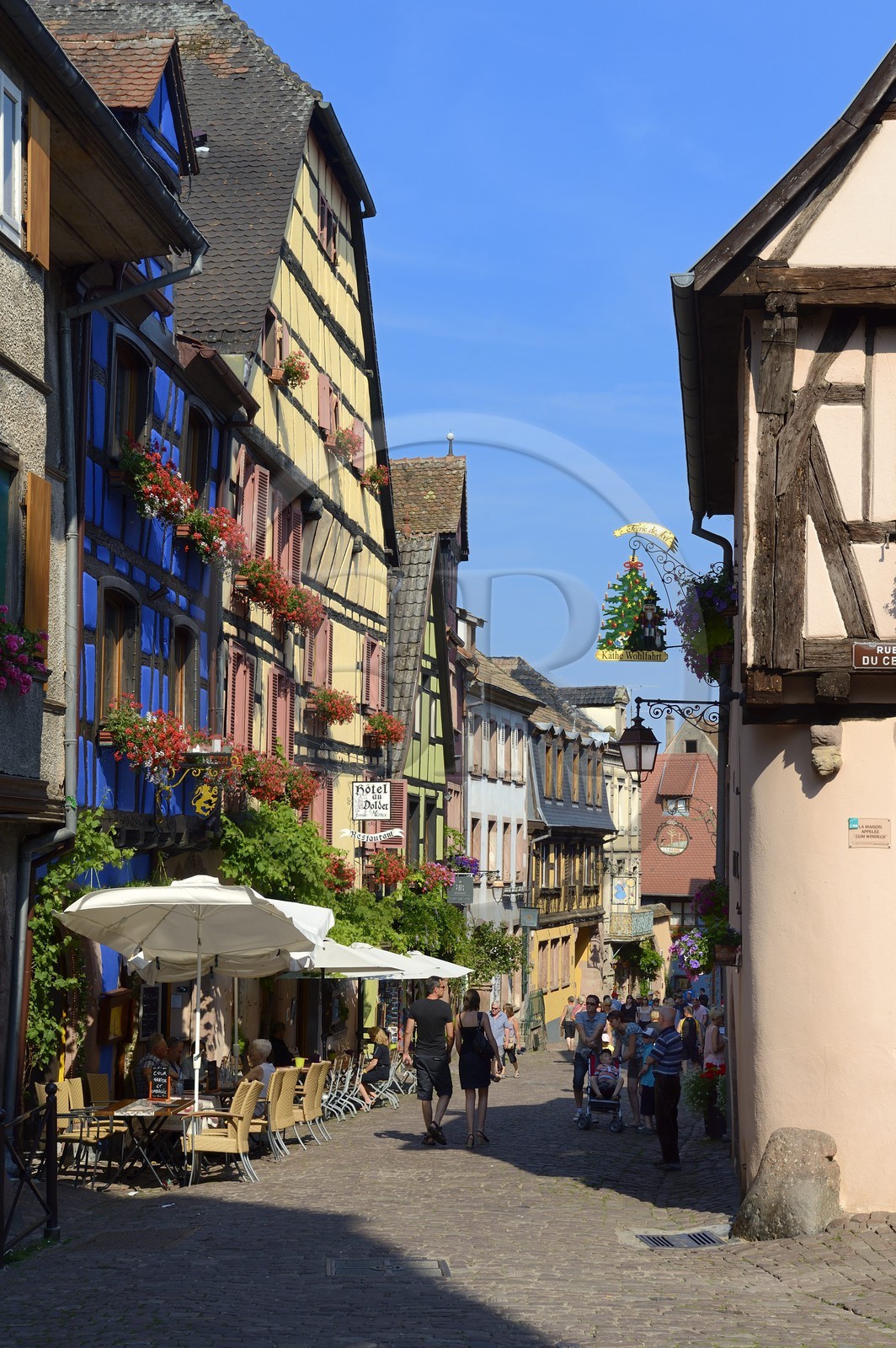 France, Haut-Rhin (68), Riquewihr, labellisé Les Plus Beaux Villages de France, la rue principale