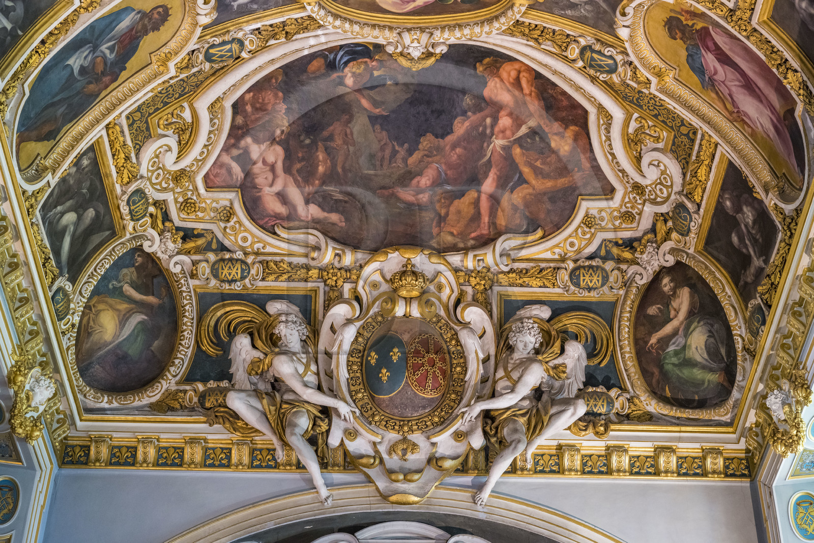 France, Seine-et-Marne (77), Fontainebleau, chateau de Fontainebleau, classé Patrimoine Mondial par l'UNESCO, chapelle de le Trinité, détail du plafond