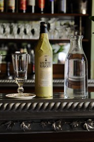 France, Val-d'Oise (95), Auvers-sur-Oise, auberge Ravoux où Van Gogh logea avant sa mort, la salle de restaurant du rez-de-chaussée, un service à absinthe comprenant la bouteille, une cuillère percée pour le sucre et un verre