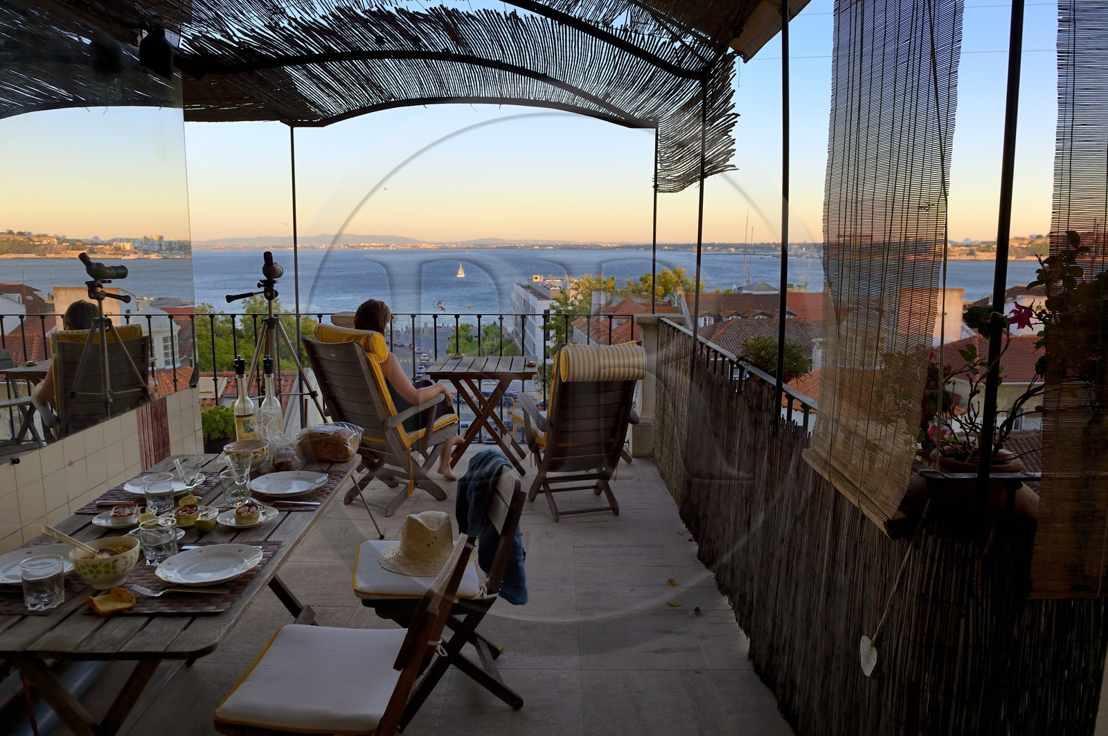 Portugal, Lisbonne, quartier du Chiado, terrasse avec vue sur la rive sud du Tage