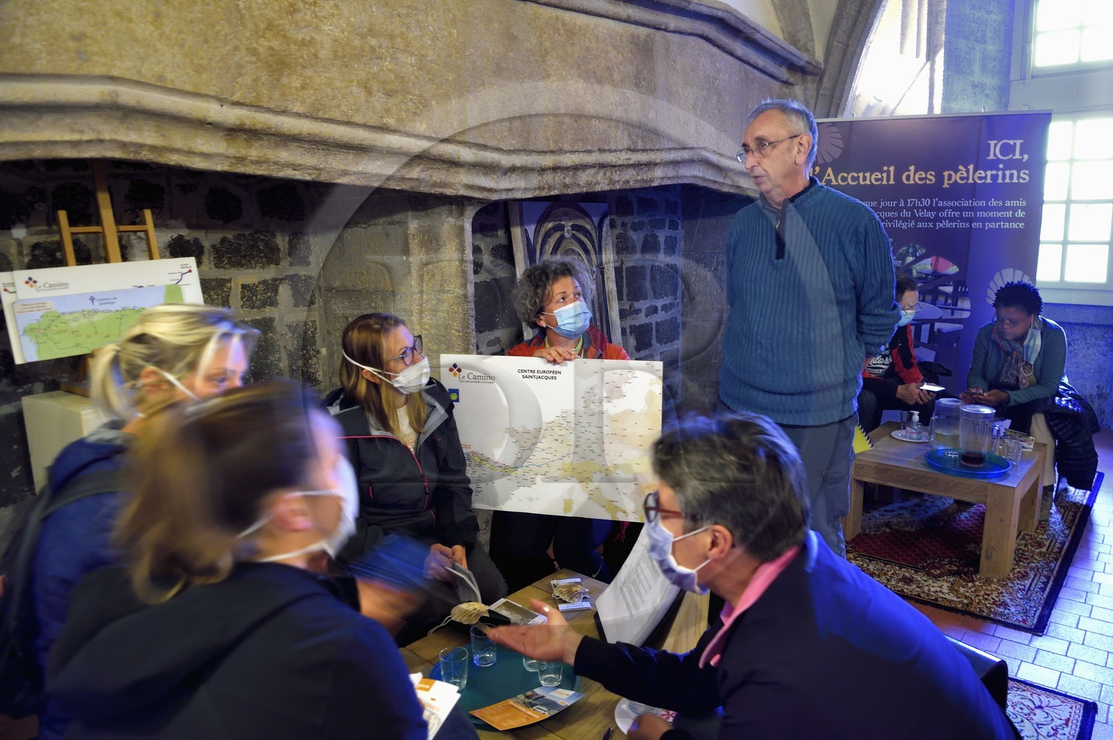 France, Haute-Loire (43), Le Puy-en-Velay, étape classée Patrimoine Mondial de l'UNESCO dans le cadre des chemins de Compostelle, Le Camino, espace muséographique consacré au chemin de Saint-Jacques de Compostelle, bénévoles aidant des pélerins à préparer leur marche, ici Georges Perret président de l'association des amis de Saint Jacques au Puy