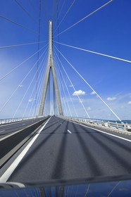 France, entre Calvados (14) et Seine-Maritime (76), le Pont de Normandie enjambe la Seine pour relier les villes de Honfleur et du Havre