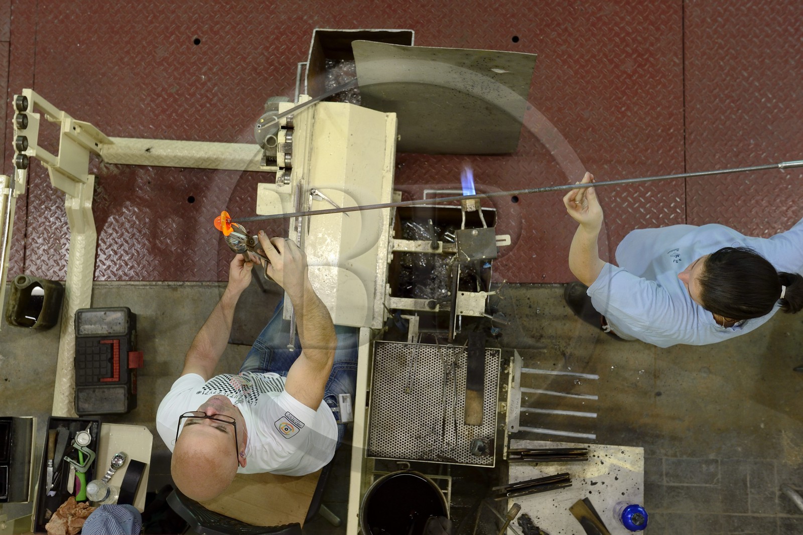 France, Moselle (57), Saint-Louis-les-Bitche, la Cristallerie Saint-Louis, façonnage du verre chaud