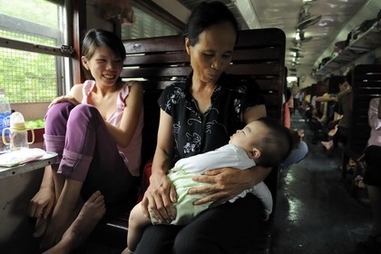 Vietnam, train de jour de Lao Cai à Hanoï, classe assis dur non climatisé