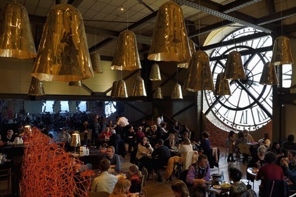 France, Paris (75), le musée d'Orsay, le Café Campana éclairé par son horloge