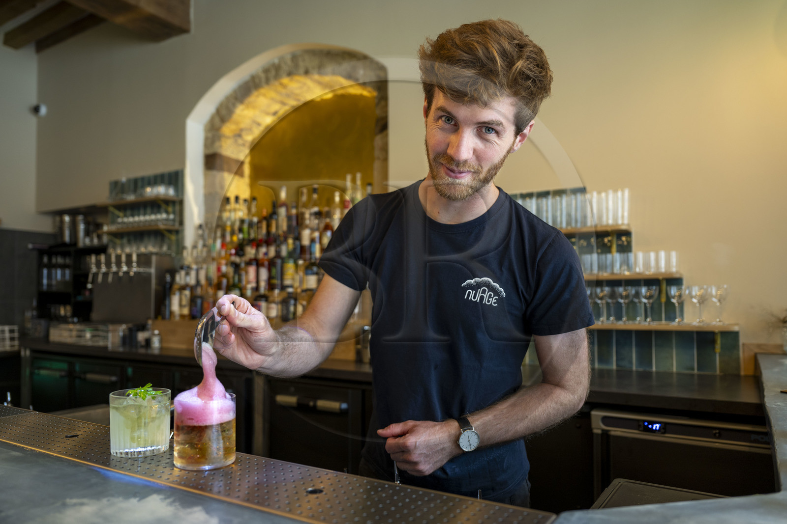 France, Cote d'Or, Dijon, area listed as World Heritage by UNESCO, le barman roi du cocktail Colin Lach dans son Bar Nuage place Bossuet