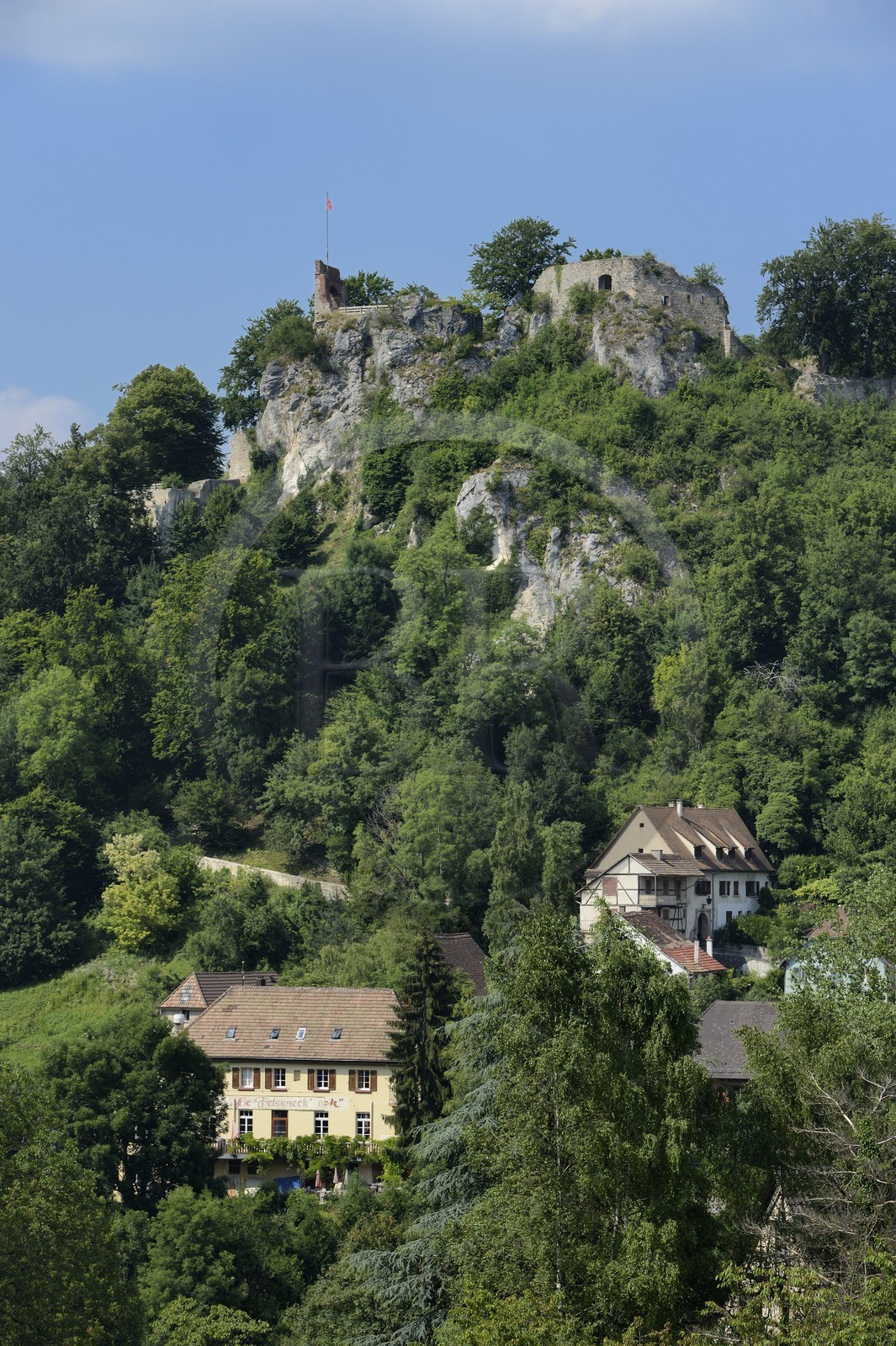 France, Haut-Rhin (68), Sundgau, Ferrette dominé par son chateau