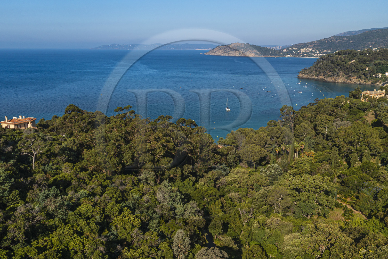 France, Var (83), Rayol-Canadel-sur-Mer, Domaine du Rayol, propriété du conservatoire du littoral mention obligatoire, le jardin des Méditerranées conçu par le paysagiste Gilles Clément, la maison principale l'Hôtel de la Mer à doite et la villa Le Rayolet à gauche (vue aérienne)