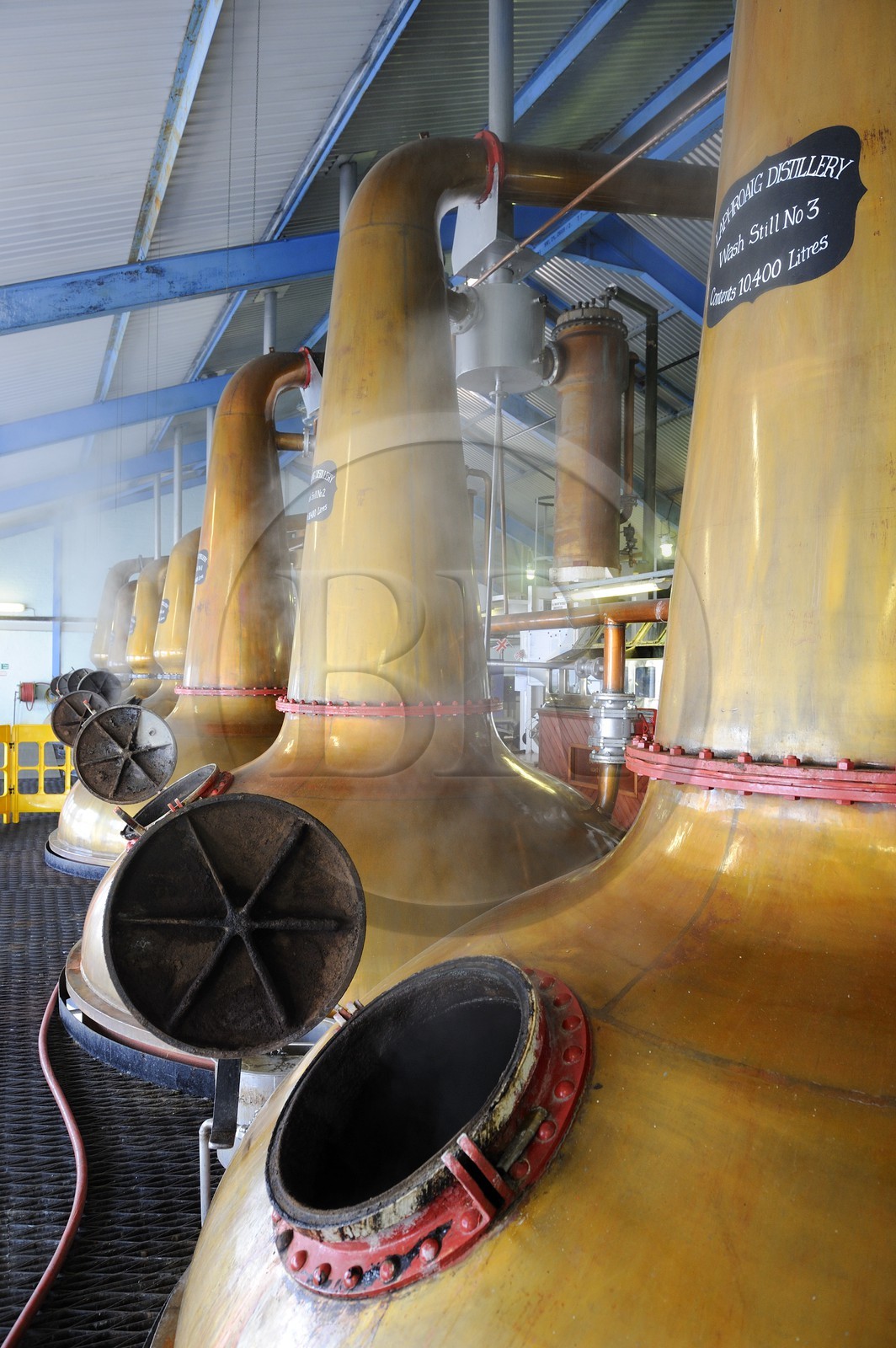 Royaume-Uni, Ecosse, Hébrides intérieures, Ile de Islay, Port Ellen, distillerie de whisky Laphroaig, distillation du wash dans des alambics en cuivre Pot-stills