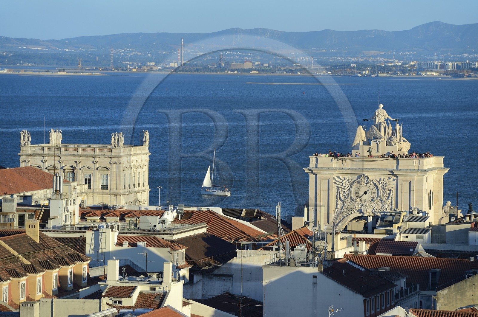 Portugal, Lisbonne, quartier de Baixa pombalin, Arc de Triomphe de la Rua Augusta (Arco da Rua Augusta) sur la Praca do Comercio (Place du Commerce)