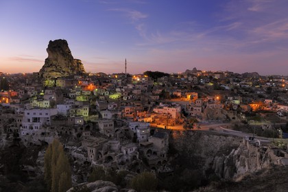 Turquie, Anatolie Centrale, province de Nevsehir, Cappadoce classée Patrimoine Mondial de l'UNESCO, village d' Ortahisar à la tombée de la nuit