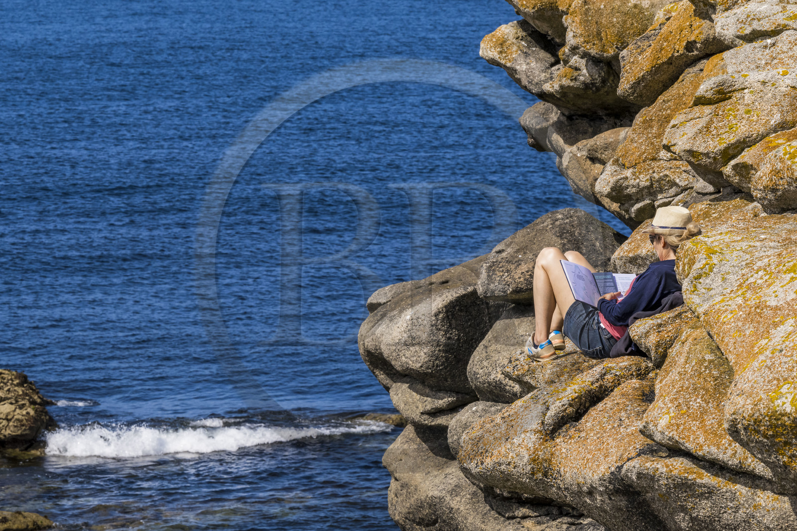 France, Finistère, Abers Country (Pays des Abers), Ile Vierge (Virgin Island) in the Lilia archipelago, reading session in the rocks