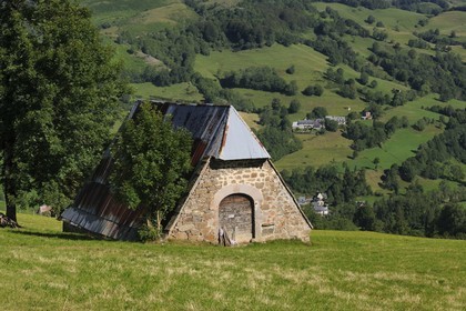 France, Cantal (15), monts du Cantal, Parc Naturel Régional des Volcans d' Auvergne, un buron dans la vallée de la Jordanne vers Mandaille-Saint-Julien