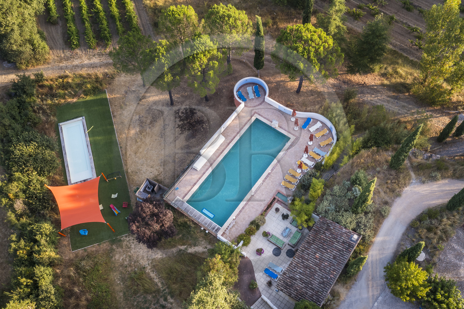 France, Var (83), Provence Verte, Bras, vers Saint-Maximin-la-Sainte-Baume, la maison d'hotes Le Peyrourier - une campagne en Provence (vue aérienne)
