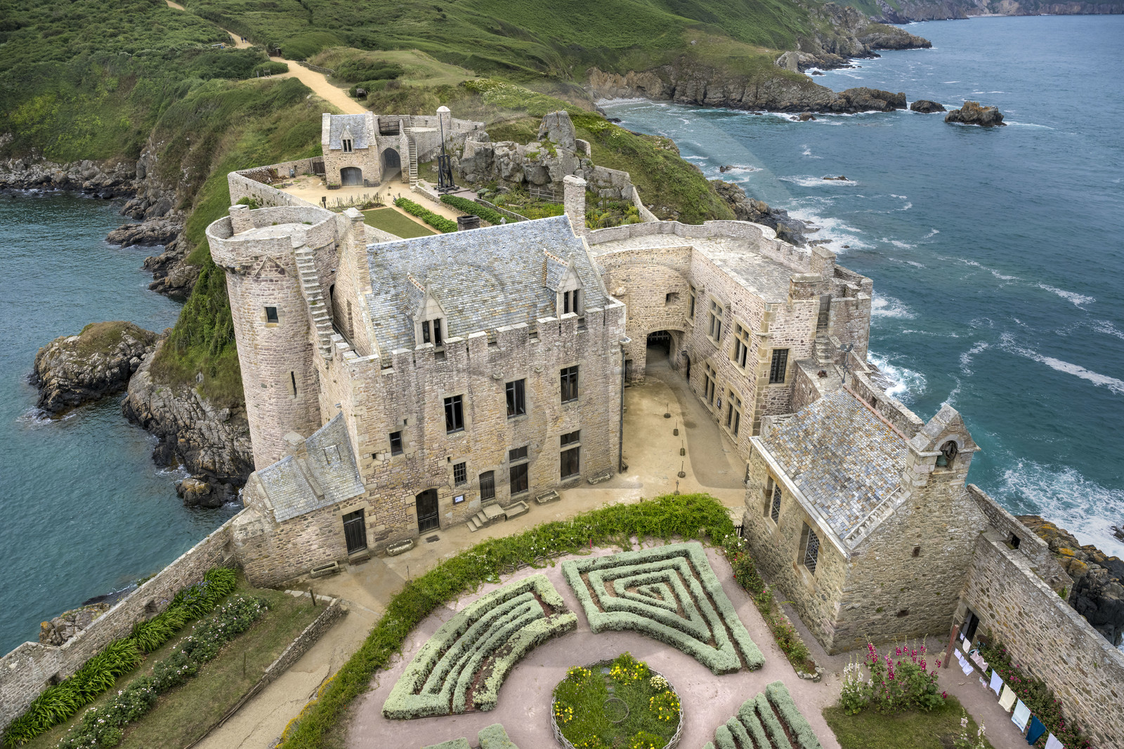 France, Côtes d'Armor (22), Grand Site de France Cap d'Erquy – Cap Fréhel, Plévenon, le Fort La Latte ou château de la Roche Goyon du XVème siècle, le logis du Gouverneur