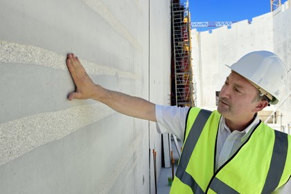 France, Dordogne (24), Montignac, chantier du futur Centre International de l'Art pariétal de Montignac-Lascaux (Lascaux 4) conçu par l'agence norvégienne d'architecture Snøhetta, les parois intérieures en béton lisse brut sont veinées de couches de béton brut (dessin inversé pour les parois extérieures)