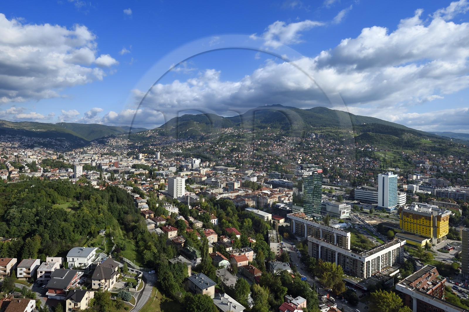 Bosnie-Herzégovine, Sarajevo, la ville moderne au premier plan à droite et la ville ancienne en arrière plan à gauche