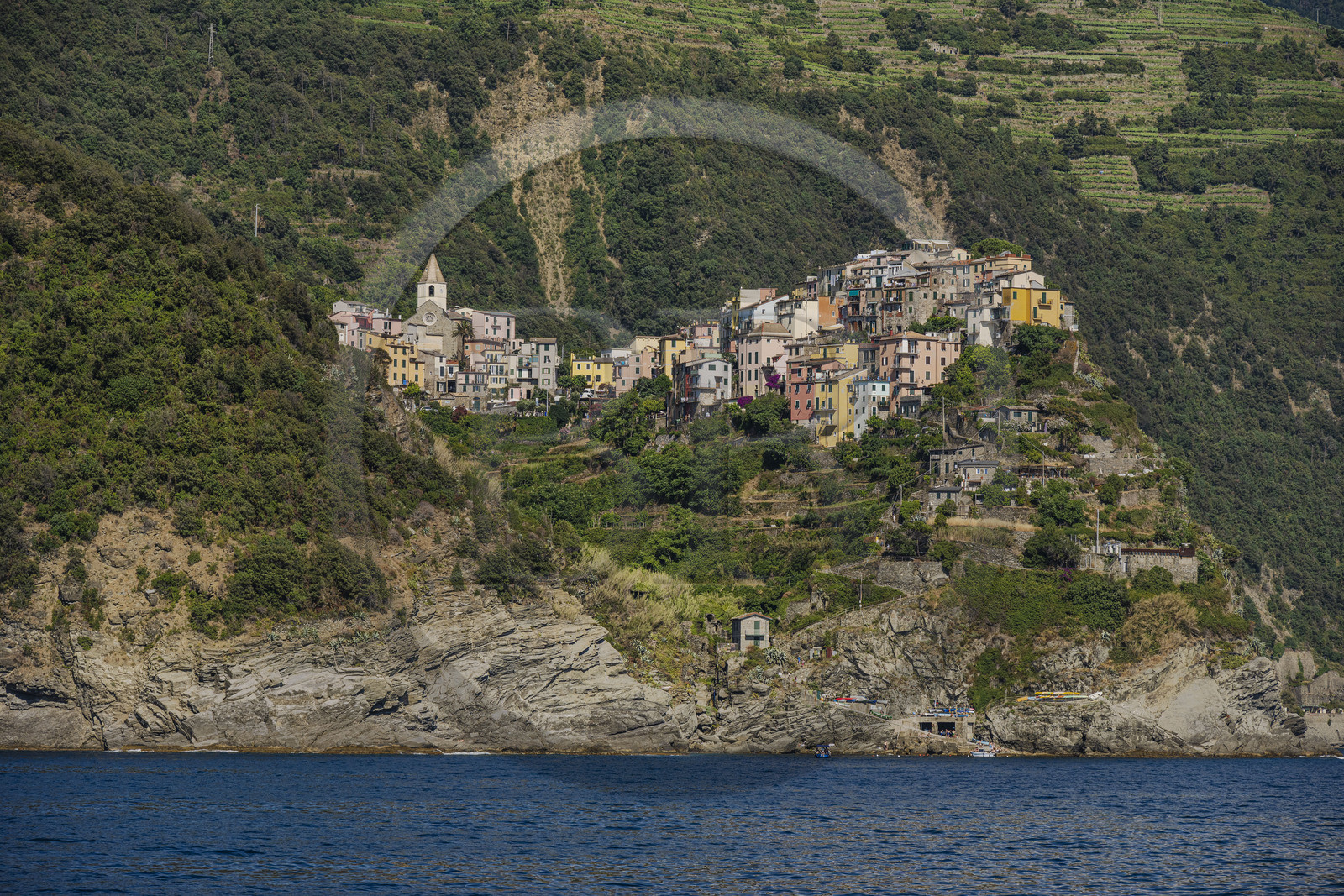 Italie, Ligurie, Cinque Terre, parc national des Cinque Terre classé Patrimoine Mondial de l'UNESCO, le village perché de  Corniglia située au sommet d'un promontoire surplombant la mer Méditerranée à environ 100 m d'altitude