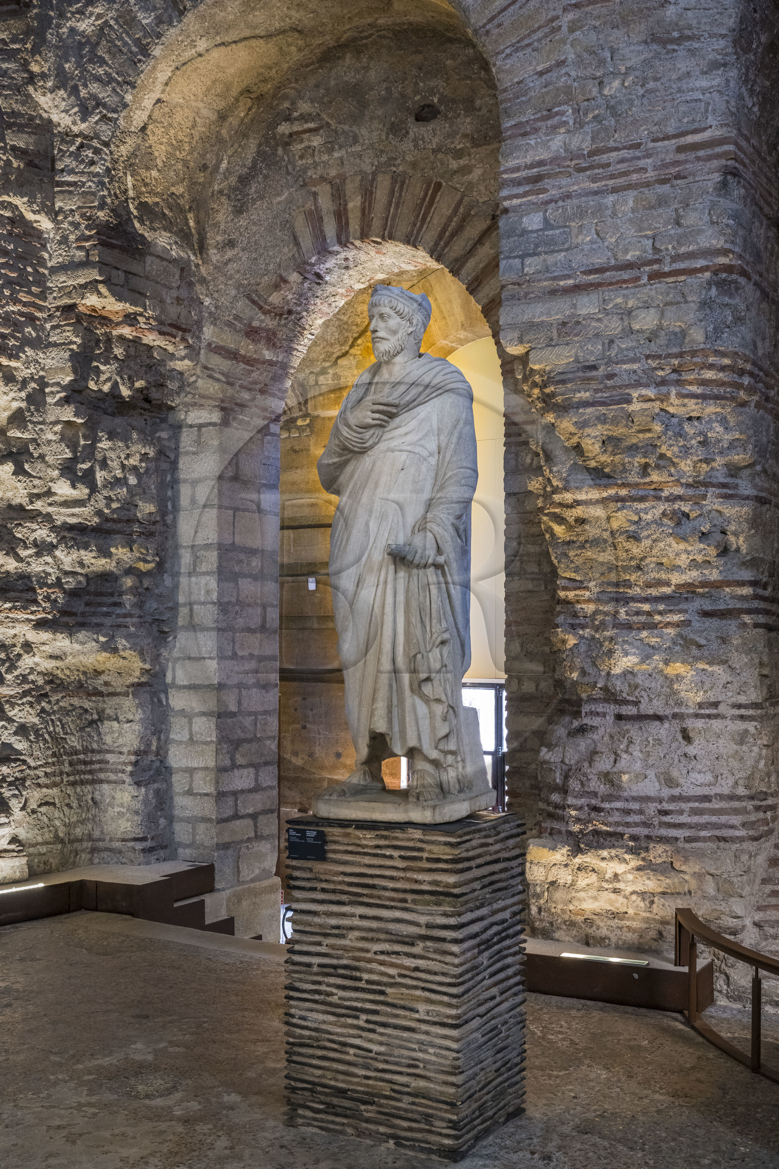 France, Paris (75), Musée de Cluny - Musée national du Moyen-Age, Frigidarium des thermes de Cluny, statue du pretre de Sarapis dit Julien l'Apostat, empire romain 2e siècle
