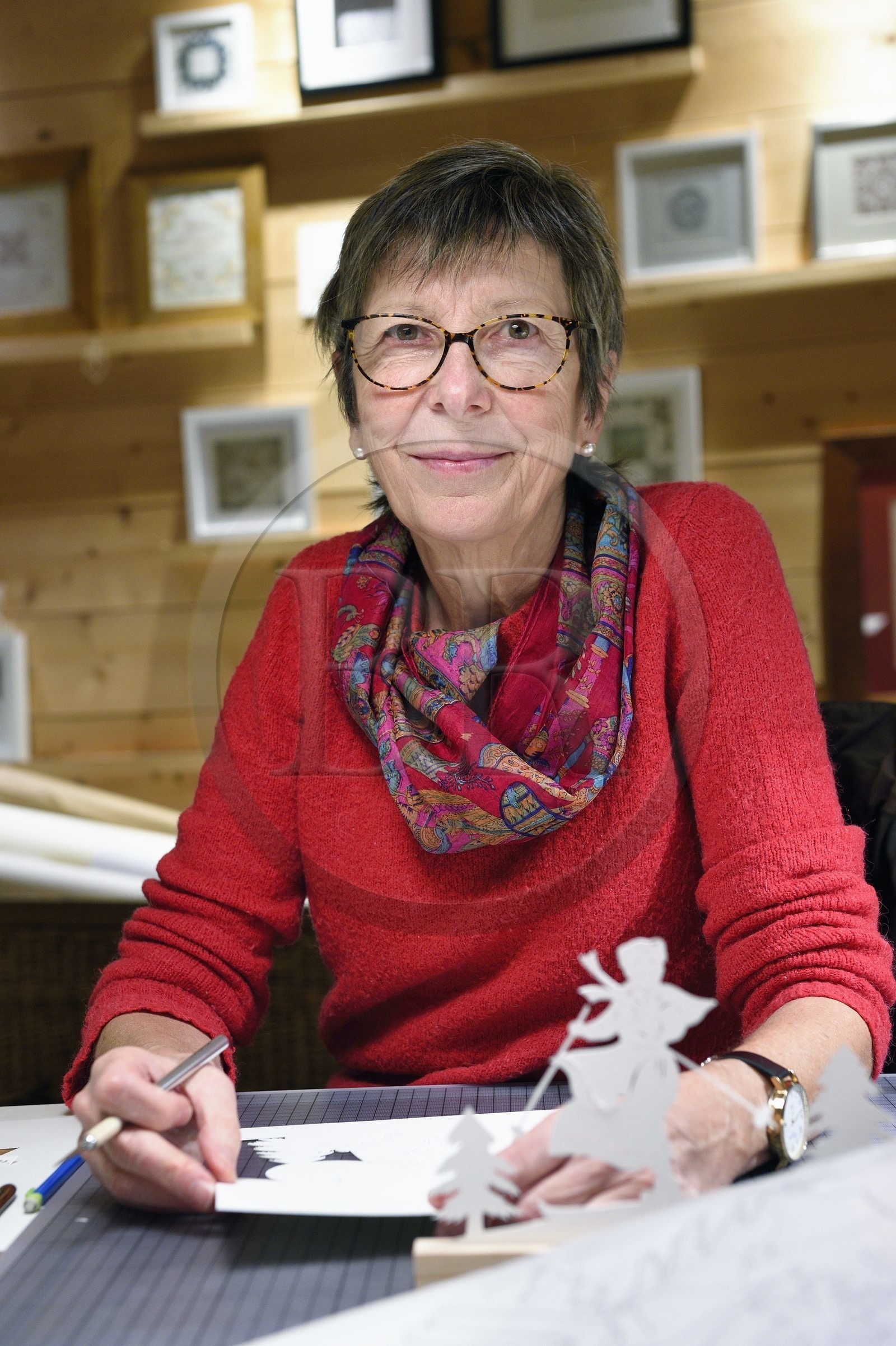 France, Bas-Rhin (67), Bischwiller, l'imagière Michèle Wagner a relancé le canivet ou l'art du papier découpé pour styliser notamment les décorations de Noel