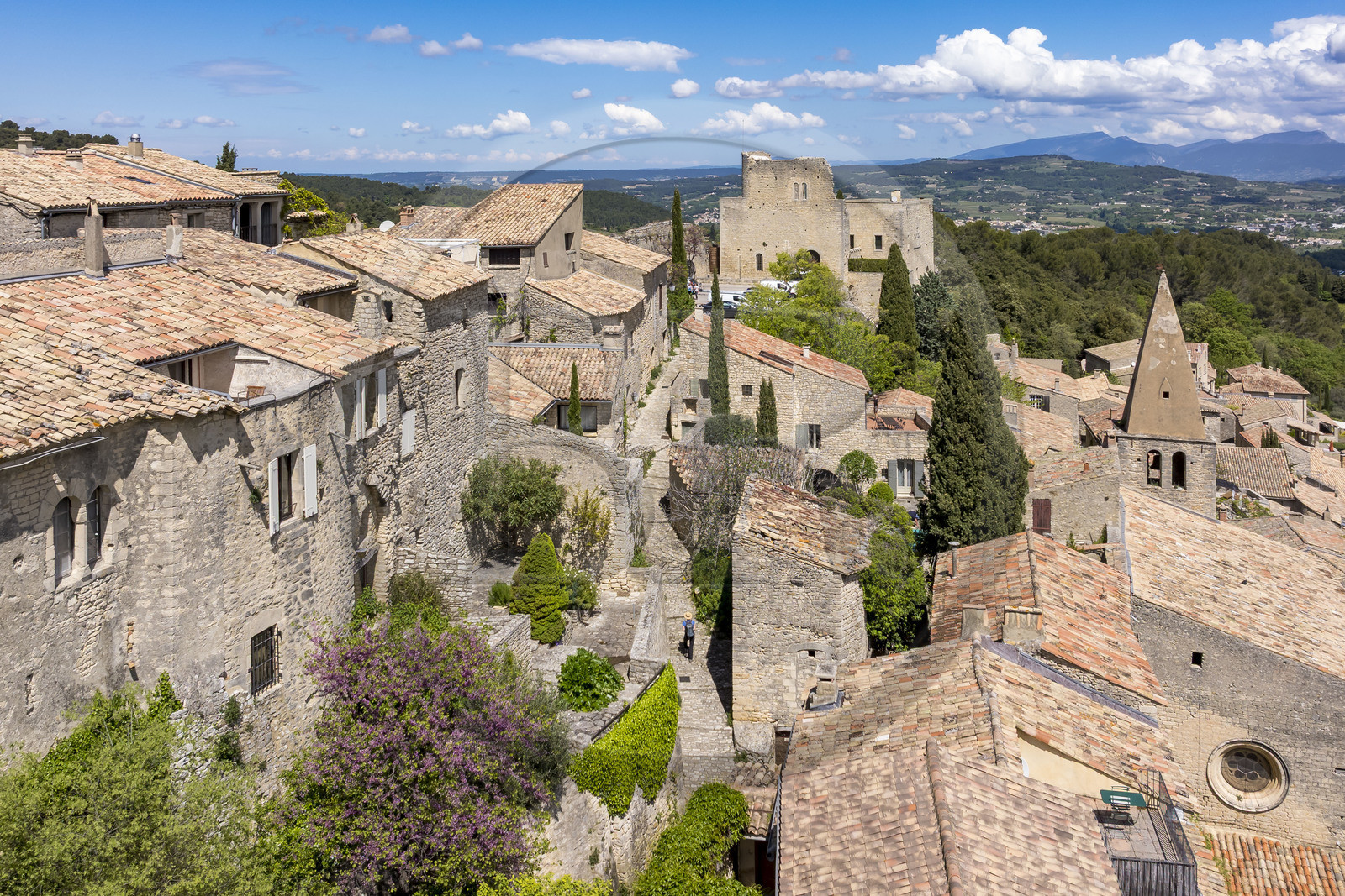 France, Vaucluse (84), Dentelles de Montmirail, le village perché de Crestet et son chateau du IXe siècle (vue aérienne)